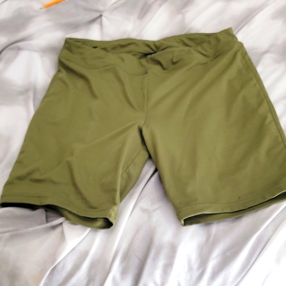 HUE Pants - Olive biker shorts